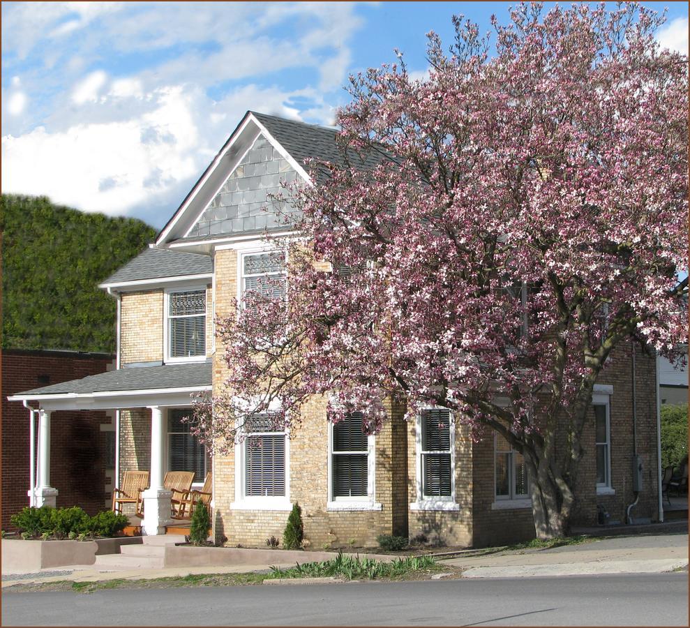 The Guest House Inn On Courthouse Square Hinton 外观 照片