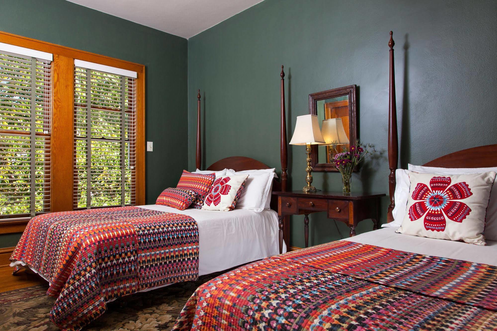 The Guest House Inn On Courthouse Square Hinton 外观 照片